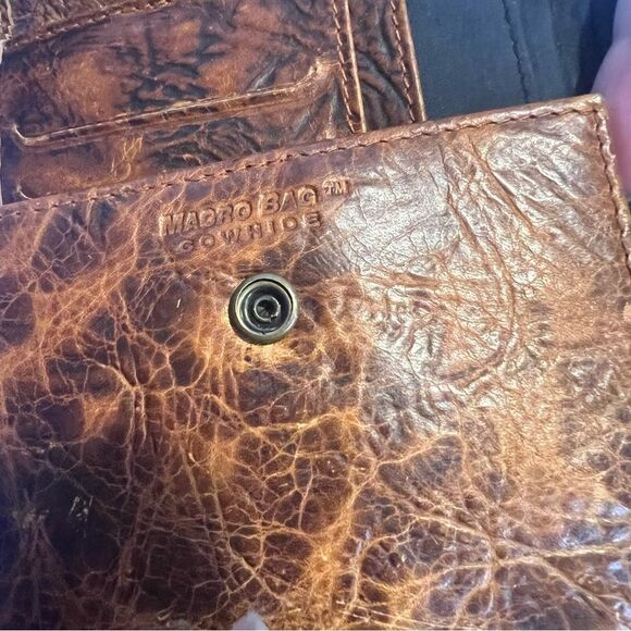 Wilderness Collection Leather Trifold Wallet - Picture 7 of 8